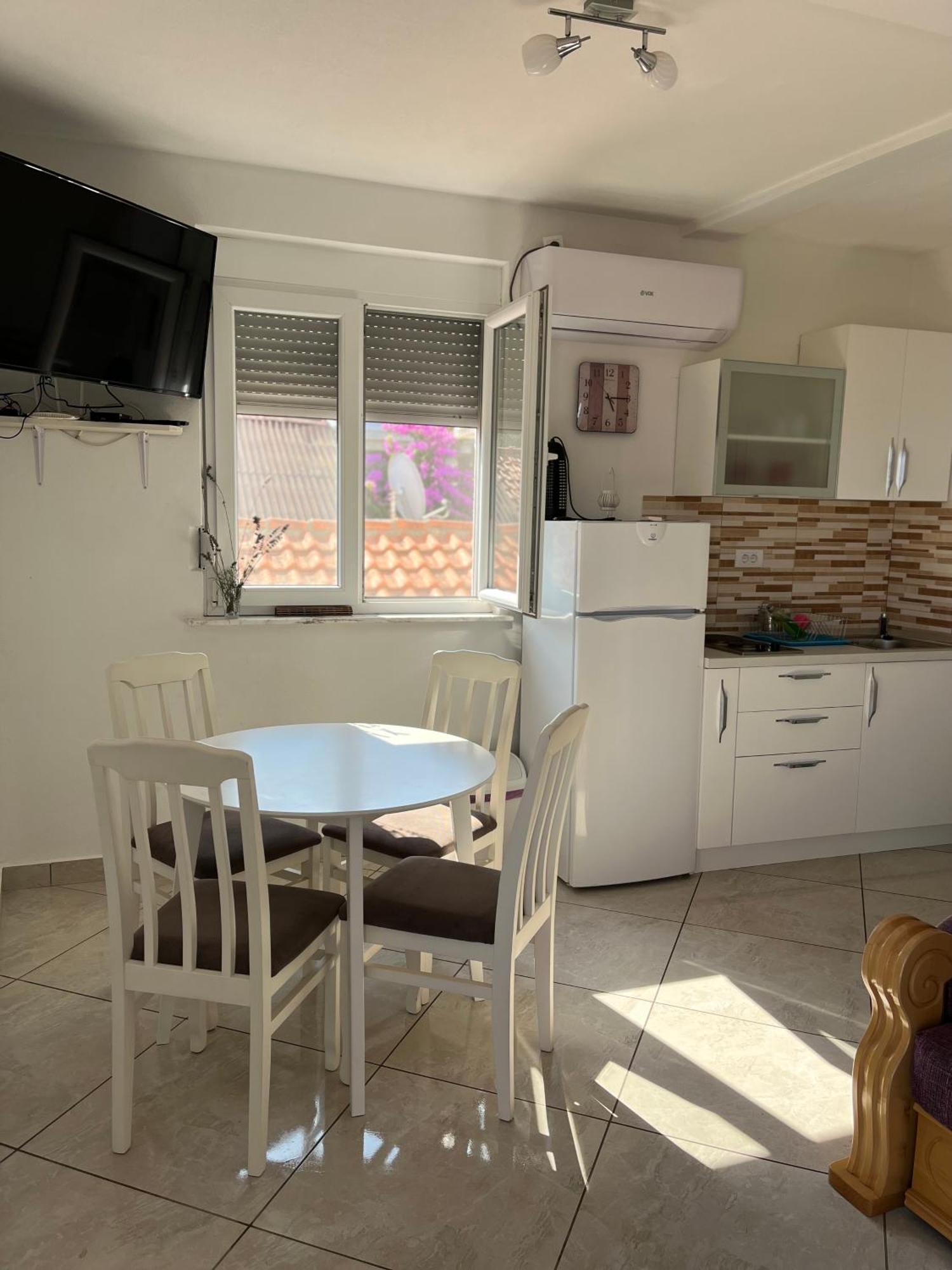 Apartments Apartmani Bojana Утеха Екстериор снимка